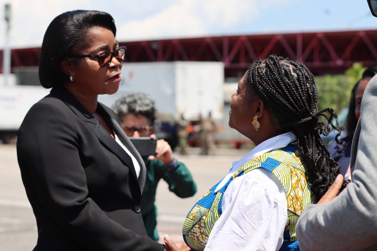 La Vicepresidenta Francia Márquez es recibida en el Aeropuerto Internacional de Libreville por su homóloga de Gabón, Rose Christiane Ossouka Raponda. Foto: Cancillería de Colombia.